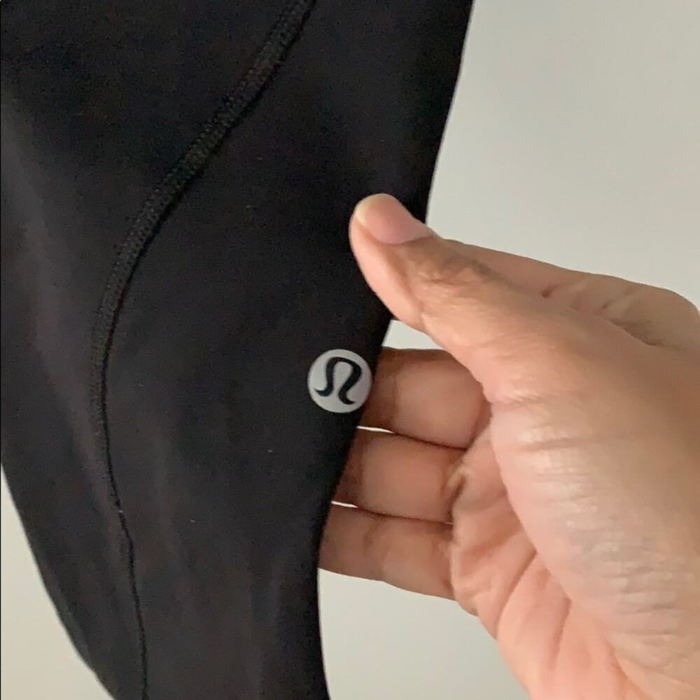 LuLuLemon Tight Mesh Inset Zipper Pockets Capri - Picture 3 of 13